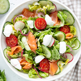 Salat-Bowl mit geräuchertem Lachs