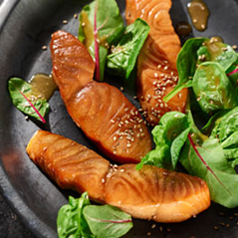 Gegrillter Teriyaki-Lachs mit Spinatsalat