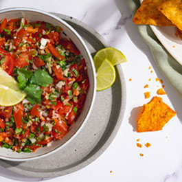 Klassischer Pico de Gallo mit Nachos