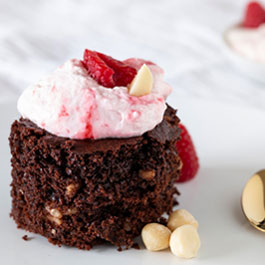 Macadamia-Brownie mit Himbeercreme