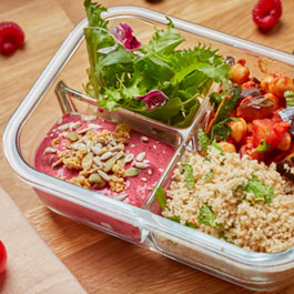 Gemüse- und Kichererbseneintopf mit Harissa und milchfreiem Joghurt mit roten Beeren und Granola