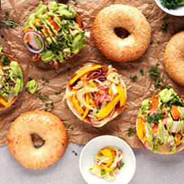 Bagel with hot-smoked salmon, avocado cream and mango-fennel strips