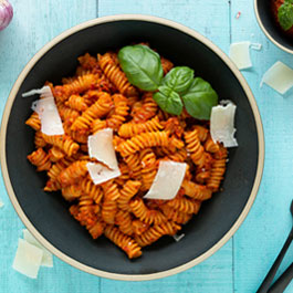 Pasta with spicy pepper tomato pesto