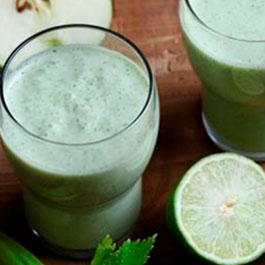 Smoothie de manzana y cereales con jarabe de flor de saúco y menta