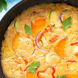 Frittata de verduras con hortalizas y hierbas frescas del mercado