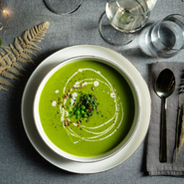 Vegansk ærtesuppe med safran og ristede solsikkekerner