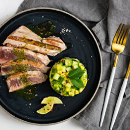 Steak de thon grillé avec salade concombre-avocat