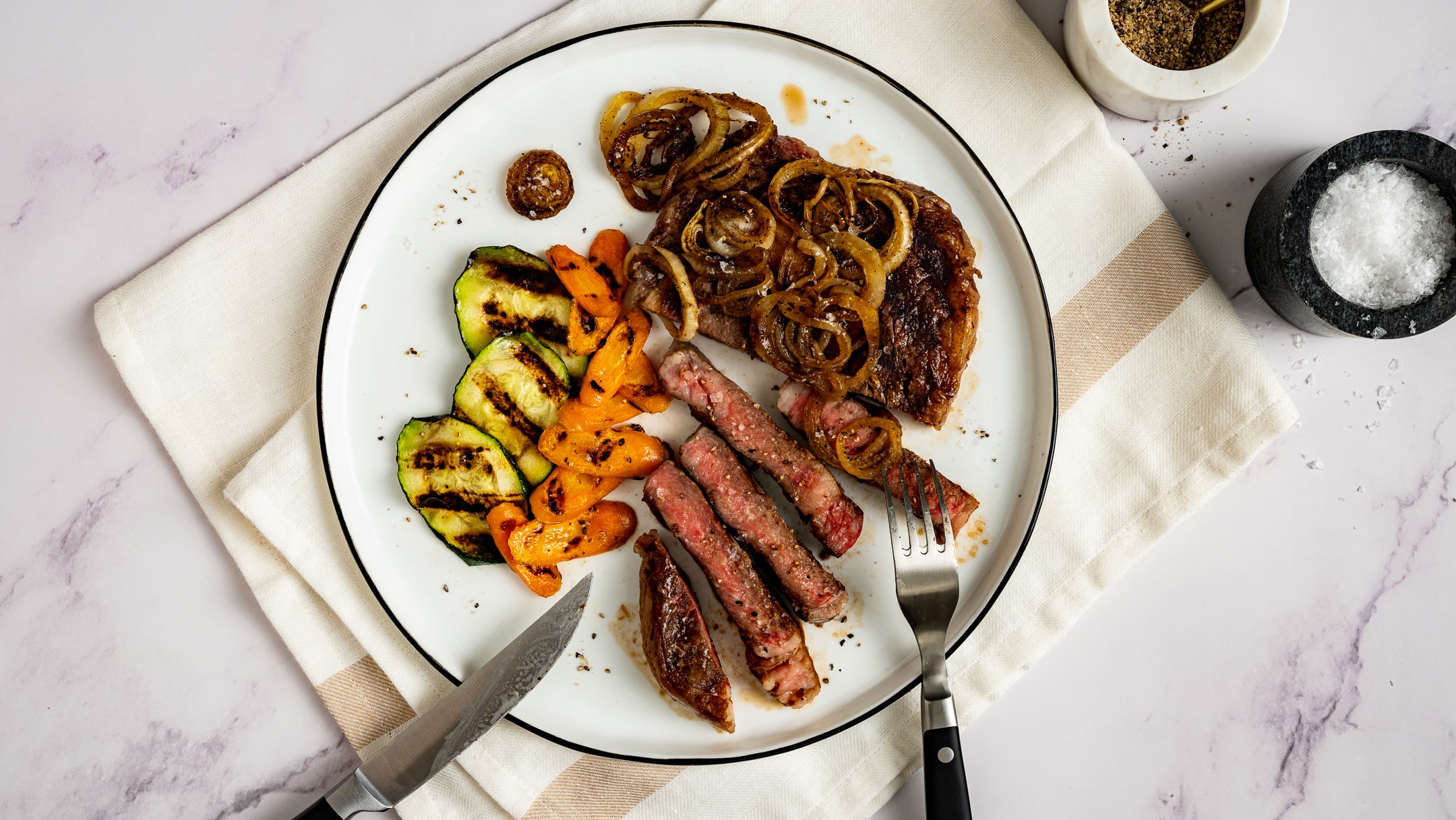 Entrecôte grillée avec oignons caramélisés et légumes.jpg