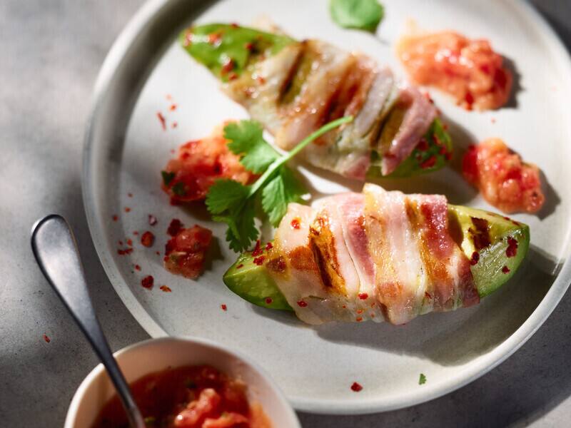 Gegrillte Avocado mit Speck und Tomatensalsa.png