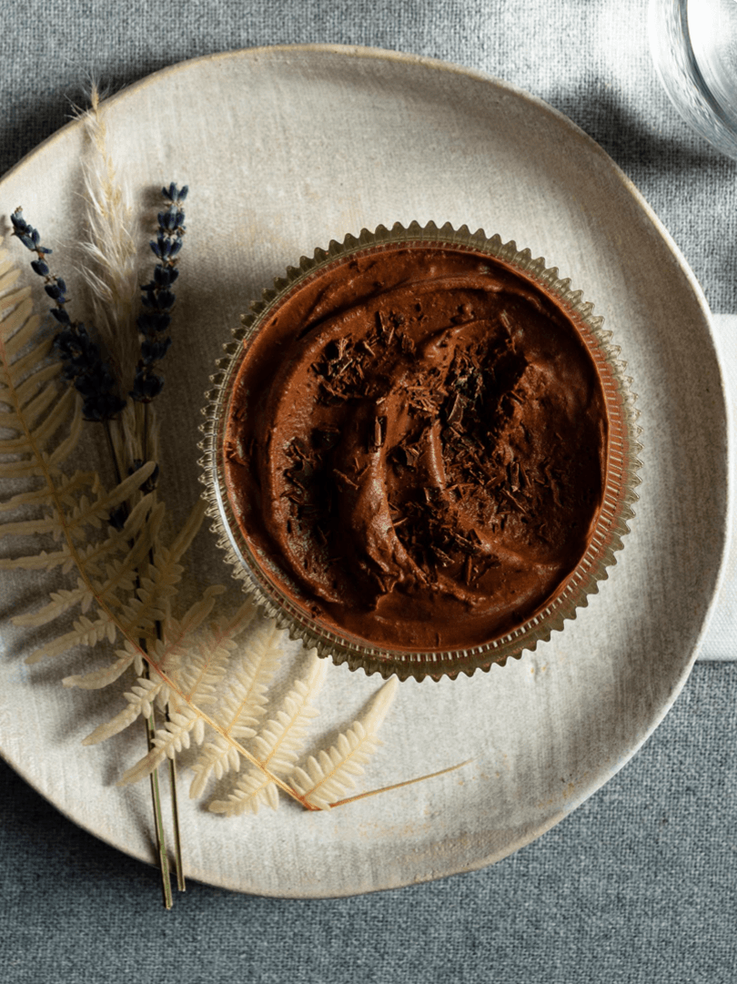 Vegan gingerbread mousse au chocolat