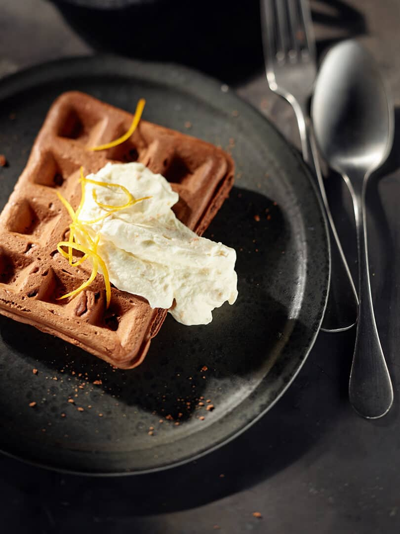 Schoko-Zimt-Waffeln mit Orangensahne