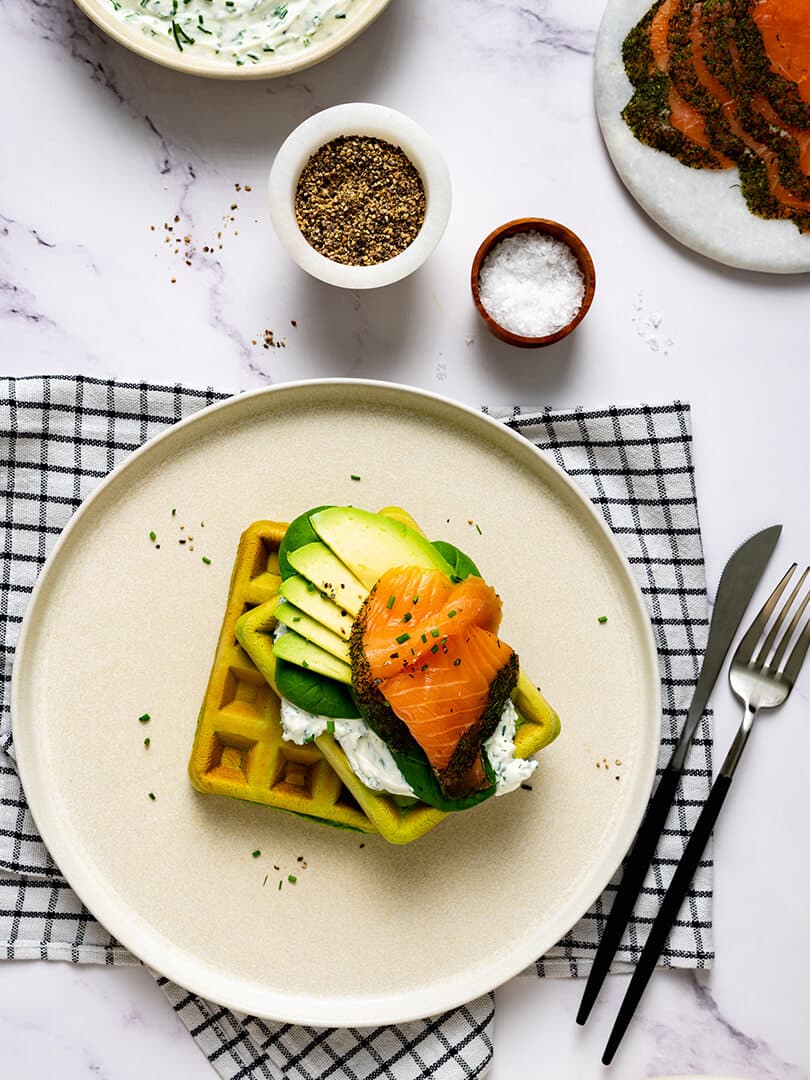 Grüne Waffeln mit Lachs und Avocado