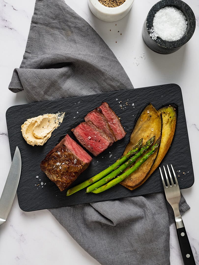 Rinderfilet mit Miso-Butter, Spargel und Aubergine