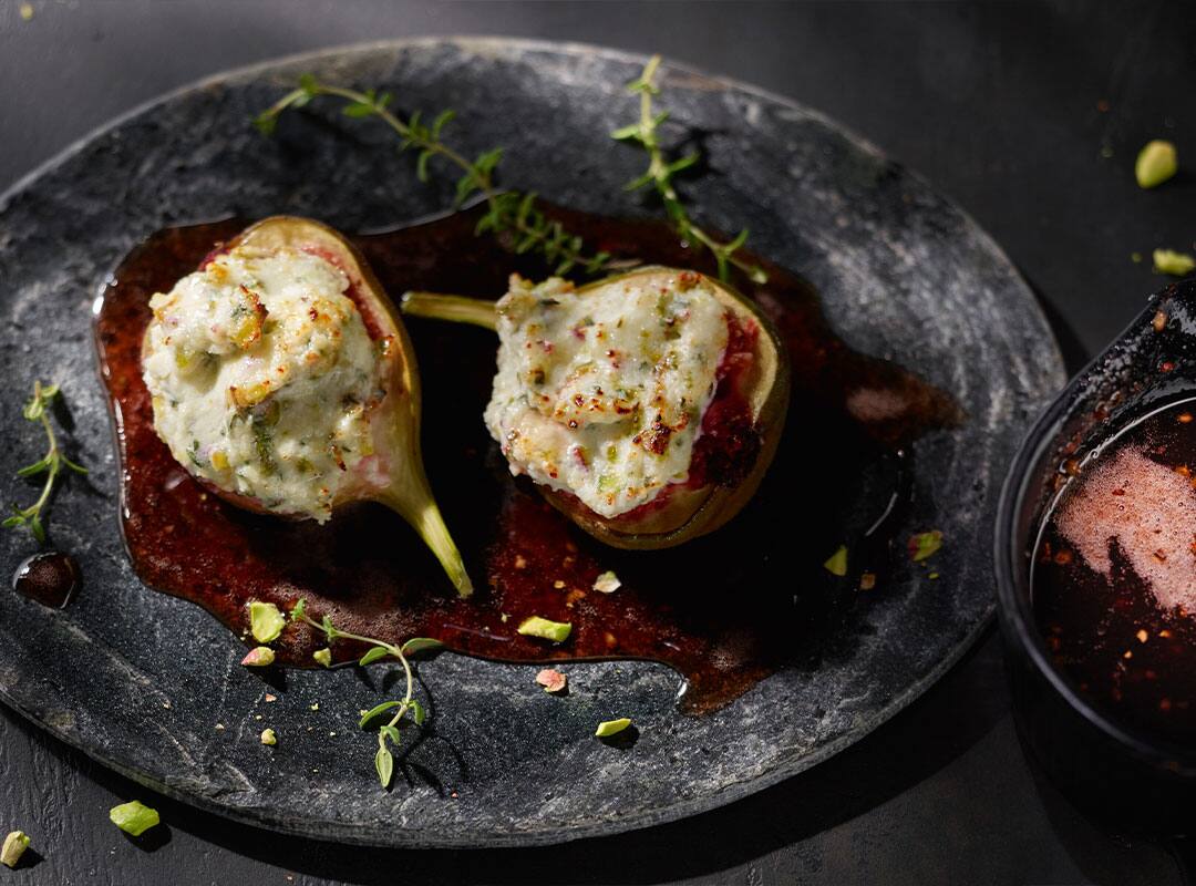 Grilled figs with goat cheese, honey and pistachios