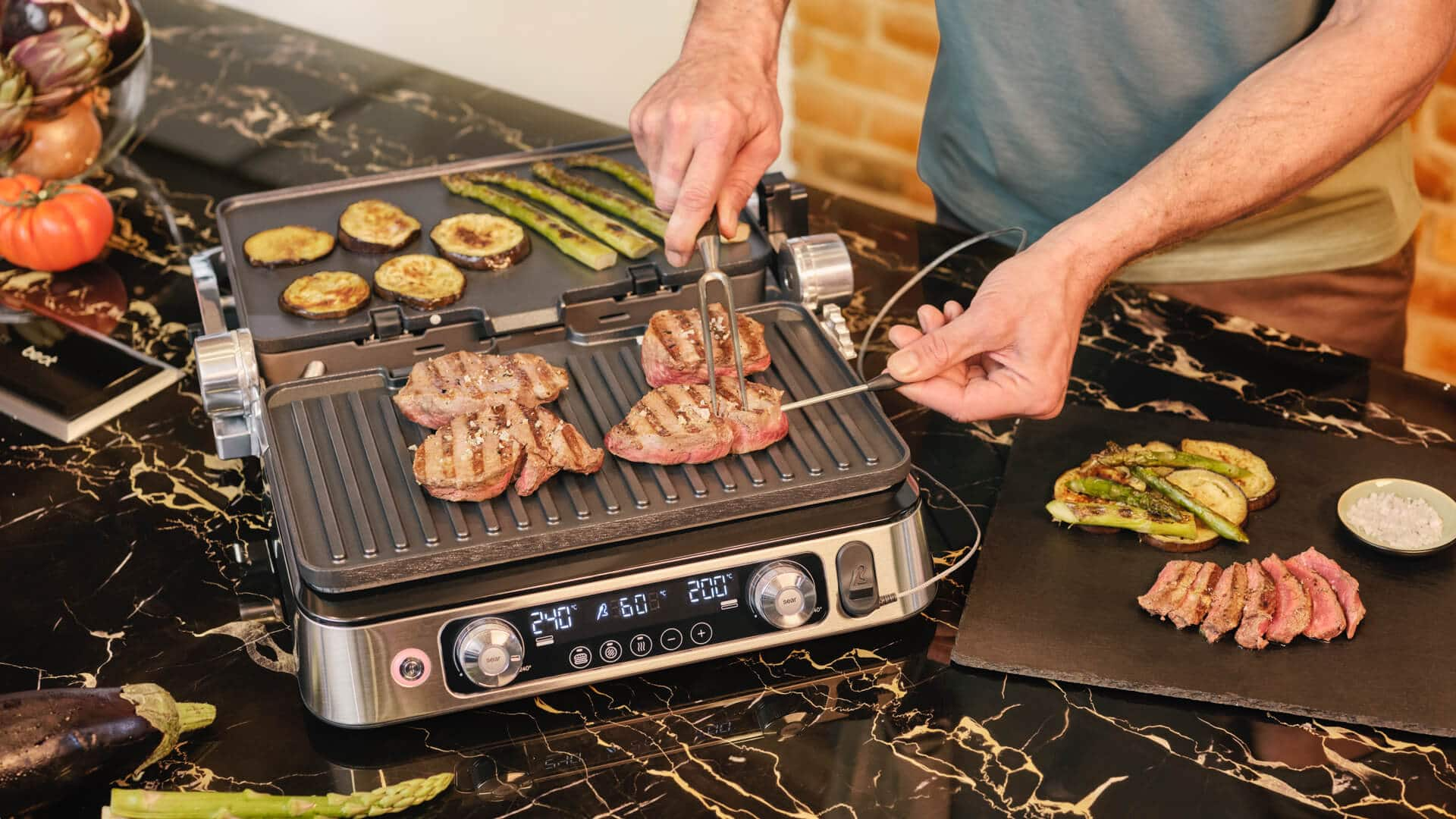 Braun MultiGrill 9 in use