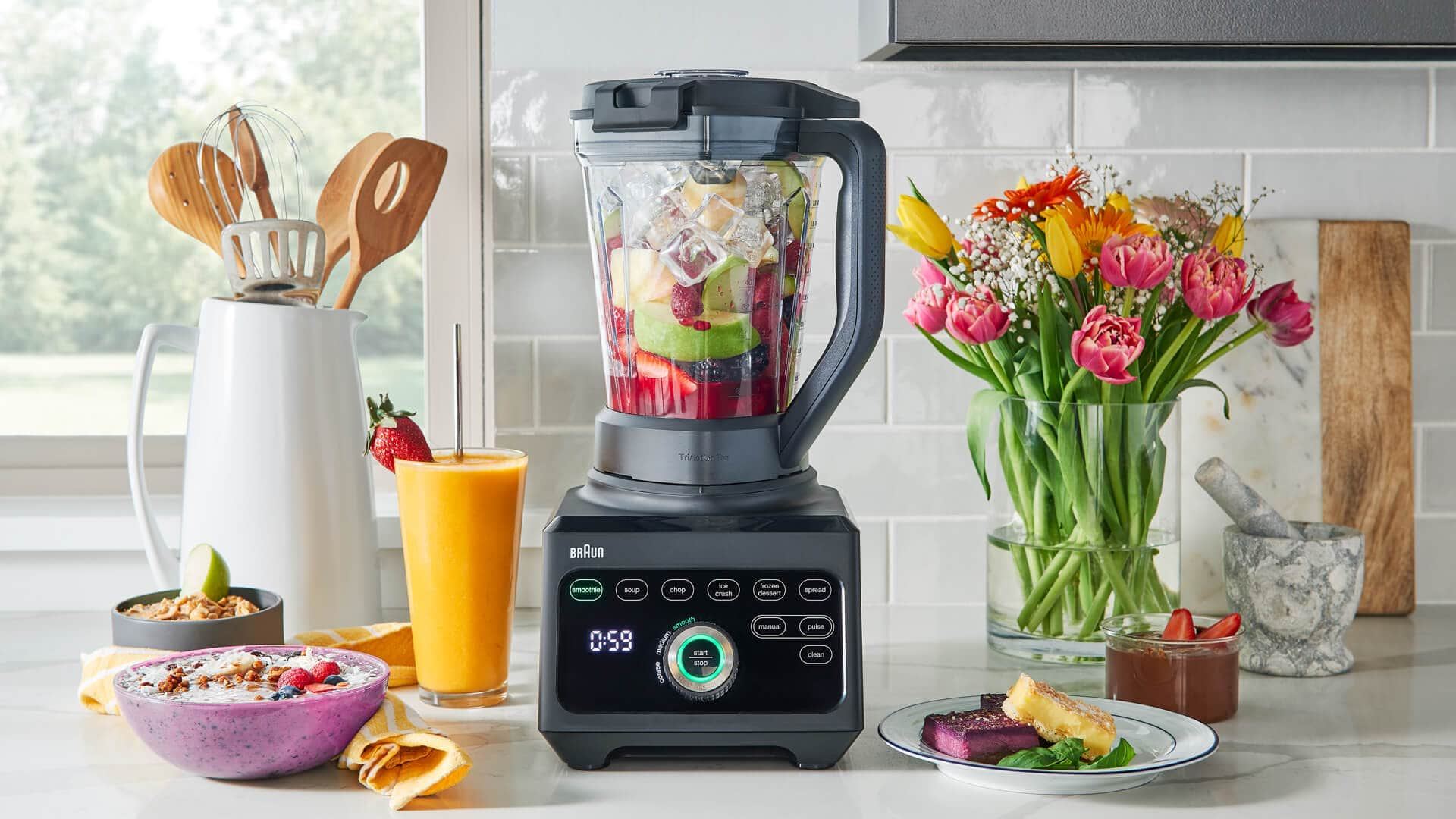 Braun PowerBlend 9  jug blender in use