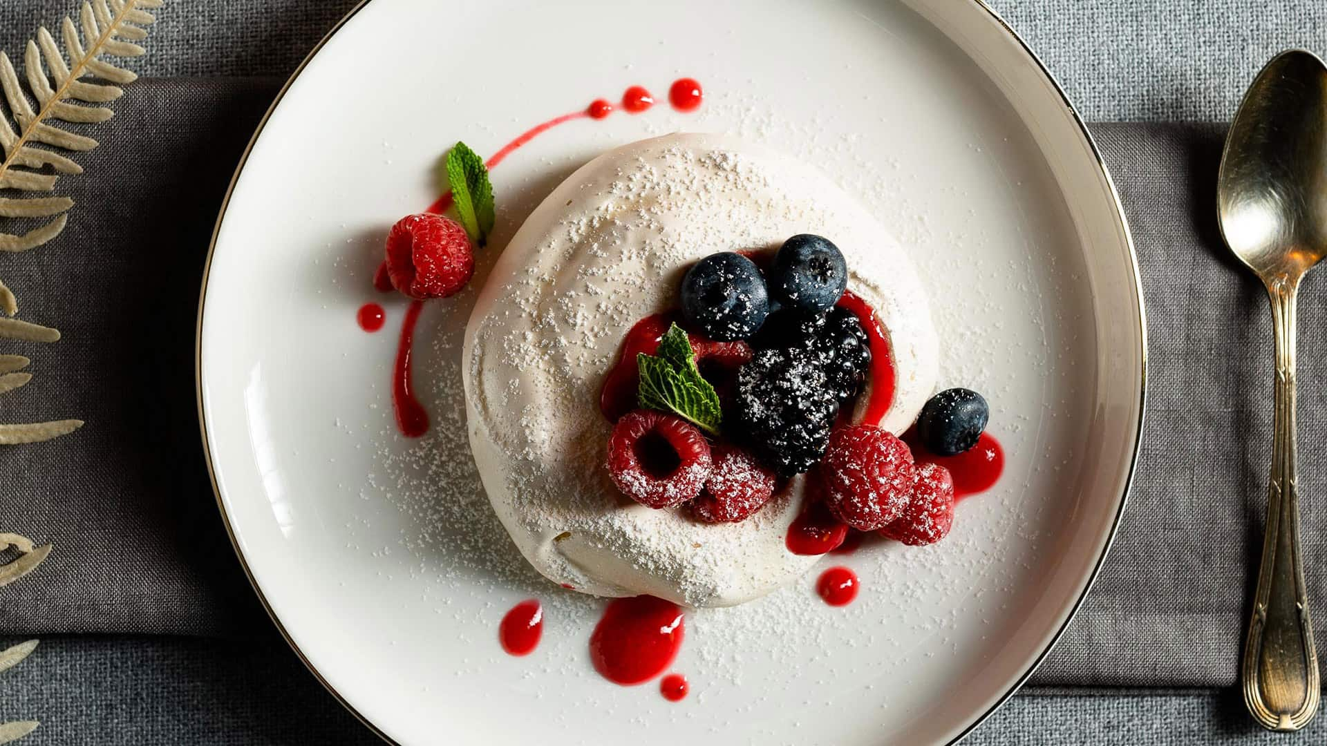 Mini pavlova with fruit and raspberry-maple-puree