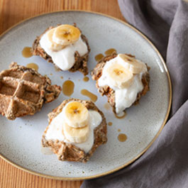 Vegan havermout wafels met banaan en esdoornsiroop